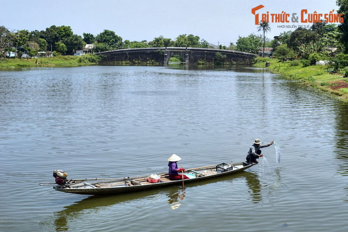 Trên sông Ngự Hà có nhiều cầu cống cổ xưa, gồm: Cống Thủy Quan, cống Tây Thành Thủy Quan, cầu Vĩnh Lợi, cầu Bình, cầu Khánh Ninh, cầu Son, cầu Ngự Hà, cống Đông Thành Thủy Quan, cầu Hàm Tế. Đây là một phần trong trong quần thể di sản kiến trúc đặc sắc của Cố đô Huế.