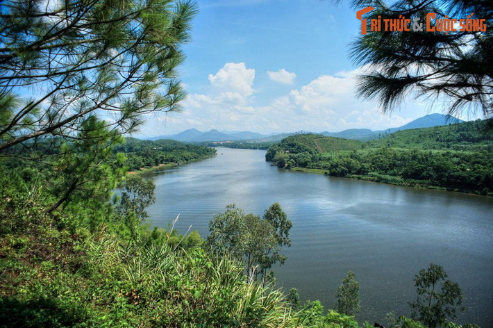 Sự hiện diện của sông Hương đem lại cho xứ Huế những cảnh quan phong phú. Ở thượng nguồn, sông mang vẻ đẹp nguyên sơ với núi rừng hùng vĩ. Ở hạ nguồn, sông chảy qua các thành quách, thị tứ, vườn tược, chùa chiền, đền đài... với cảnh quan hai bên bờ đẹp như tranh.