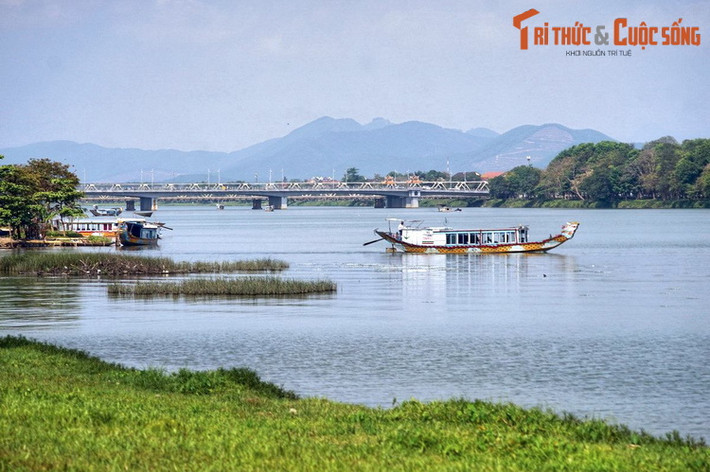 1. Sông Hương được coi là dòng sông biểu tượng của xứ Huế từ xưa cho đến nay. Dài 33 km, dòng sông này bắt nguồn từ dãy Trường Sơn, chảy từ ngã ba Bằng Lăng về Biển Đông qua cửa Thuận An.