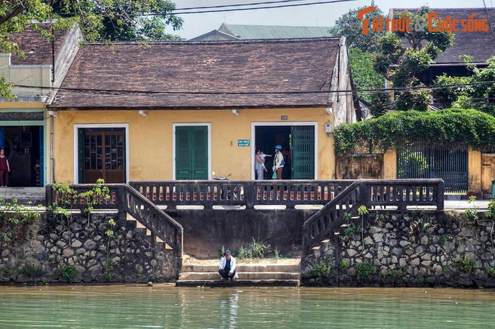 Giữa cuộc sống hiện đại đầy sự náo nhiệt, bon chen, sông Đông Ba như một dòng sông chảy về từ quá khứ xa xăm, là nơi lưu giữ lại nhịp sống từ tốn, bình thản của Cố đô Huế xưa.