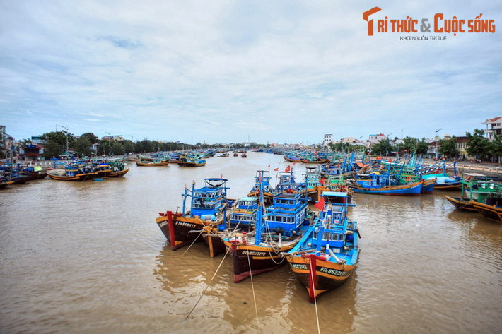 Không biết rằng hiện tượng này bắt nguồn từ việc lưu lượng nước sông mùa mưa và mùa khô quá khác nhau nên họ thấy rất kỳ lạ, đến mức thốt lên “kỳ ta, kỳ ta”. Lâu dần “kỳ ta” được đọc trại thành “Cà Ty”, thành tên dòng sông như bây giờ.
