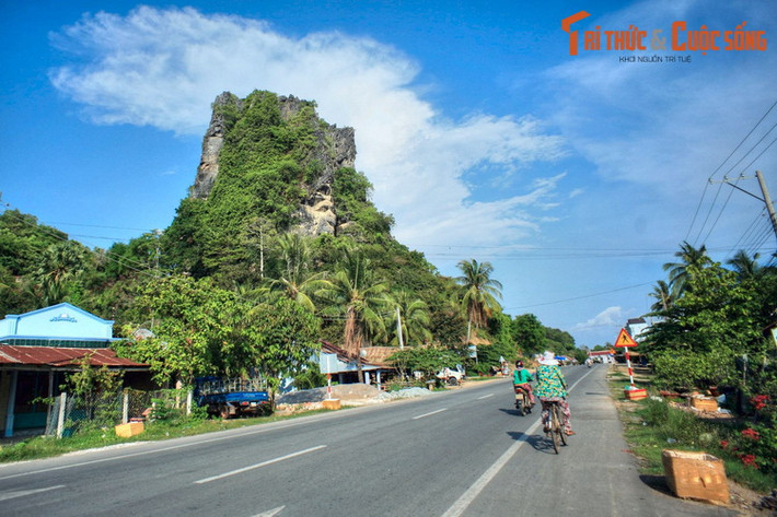 Toàn cảnh Thạch Động, một khối núi đá vôi khổng lồ cao khoảng 90 mét, nằm ở xã biên giới Mỹ Đức, thành phố Hà Tiên. Trong lòng Thạch Động là một hệ thống hang động kỳ ảo, nơi tọa lạc chùa Tiên Sơn được xây dựng năm 1790. Nơi đây đã được người xưa đưa vào “Hà Tiên thập cảnh”.