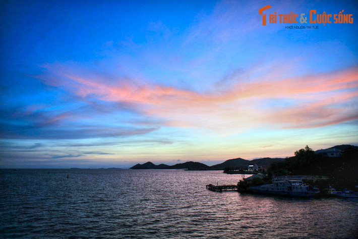 Hoàng hôn Hà Tiên nhìn từ cầu Tô Châu, cây cầu bắc qua sông Giang Thành ở cửa biển Tô Châu.