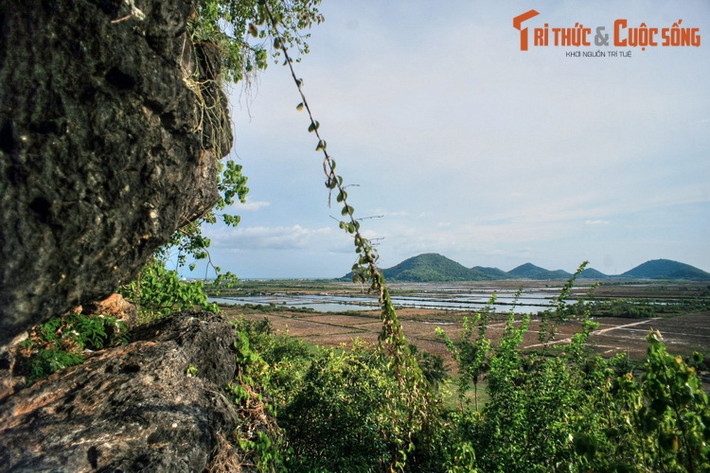 Phong cảnh Hà Tiên nhìn từ Thạch Động. Các hang động ở nơi đây được gắn với truyền thuyết Thạch Sanh giết đại bàng cứu công chúa nổi tiếng trong văn học dân gian Việt Nam.