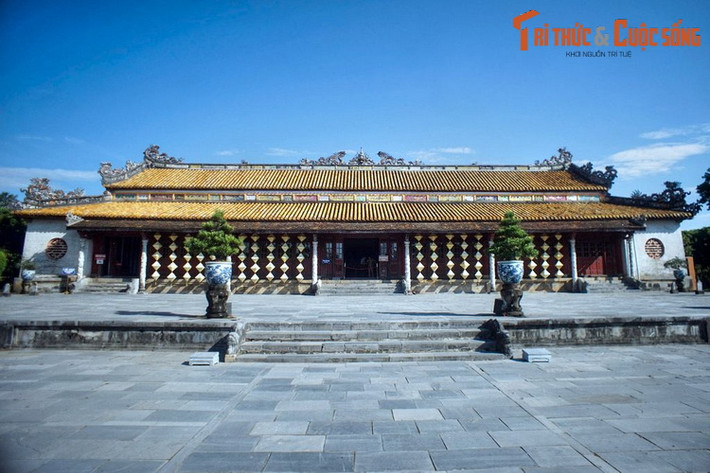 Cầu Trung Đạo dẫn đến điện Thái Hòa, công trình quan trọng nhất trên trục thần đạo, là nơi đặt ngai vàng của các vua nhà Nguyễn. Cung điện này được xây dựng lần đầu vào năm 1805 dưới thời vua Gia Long, xây lại năm 1833 dưới thời vua Minh Mạng.