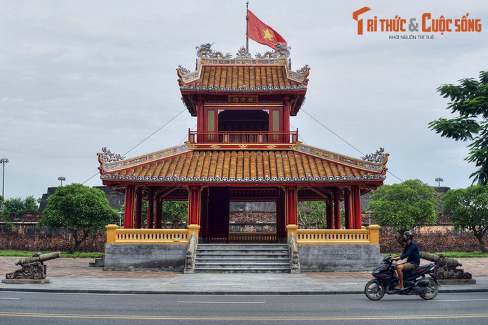 Công trình tiếp theo trên trục thần đạo là Phu Văn Lâu. Tên gọi Phu Văn Lâu nghĩa là lầu trưng bày văn thư của triều đình. Công trình được xây vào năm 1819, thời Gia Long, để dùng làm nơi niêm yết chỉ dụ quan trọng của nhà vua và triều đình, hoặc kết quả các kỳ thi do triều đình tổ chức.