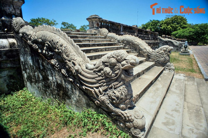 Điện Kiến Trung là công trình nằm sau điện Khôn Thái trên trục thần đạo, nay chỉ còn lại phần nền. Đây từng là một tòa nhà bề thế kiểu Âu - Á kết hợp được vua Khải Định cho xây vào năm 1921-1923 để làm nơi sinh hoạt trong hoàng cung. Công trình bị phá hủy năm 1946.