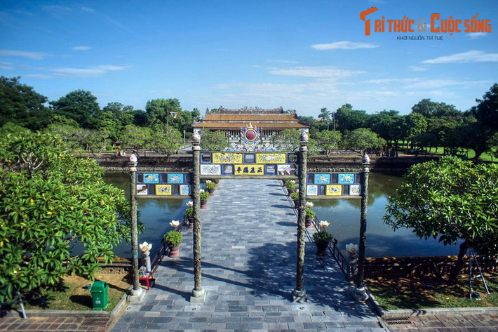 Cầu Trung Đạo bắc qua hồ Thái Dịch, nằm sau Ngọ Môn, được xây đầu thời Gia Long. Cái tên “Trung Đạo” có nghĩa là “Con đường Trung dung”, là lời nhắc nhở các bậc đế vương rằng khi trị quốc không được dùng các biện pháp cực đoan mà phải giữ đạo trung dung.