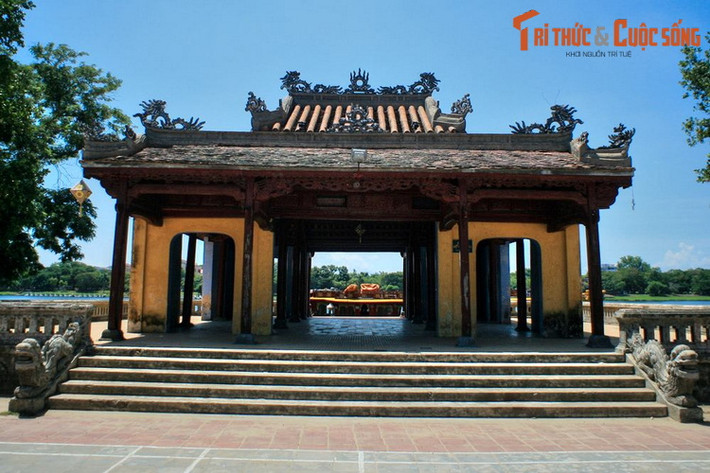 Trục thần đạo của Kinh thành Huế được bắt đầu bằng Nghênh Lương Đình. Nằm bên bờ sông Hương, công trình này được xây dựng từ năm 1852, thời vua Tự Đức, là nơi nghỉ chân của vua trước khi đi xuống bến sông để lên thuyền rồng hoặc làm nơi hóng mát.