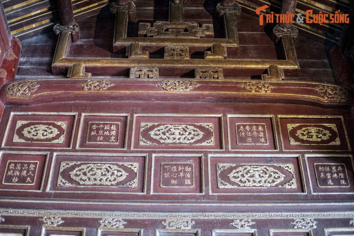 Trên tổng thể công trình, hình thức trang trí này được thực hiện trên các liên ba, đố bản, cổ diềm... theo kiểu ô hộc lớn nhỏ xen nhau, thể hiện nhiều đề tài, nhiều biểu tượng kèm theo, được lồng ghép khéo léo vào các cấu kiện kiến trúc. Ảnh chụp tại điện Thái Hòa.