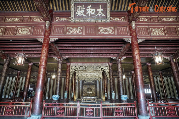 Việc trang trí được thực hiện theo mô thức một ô thơ hoặc một đại tự đi liền với một bức họa tạo nên kiểu thức "nhất thi nhất họa" hoặc "nhất tự nhất họa", gần như đã trở thành một phong cách riêng trong trang trí kiến trúc cung đình thời Nguyễn. Ảnh chụp tại điện Thái Hòa.