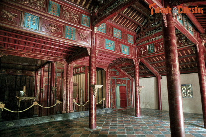 Trải qua một thời gian dài, dù phải chịu sự tàn phá của chiến tranh, các thảm họa thiên nhiên và sự xâm phạm của con người, Cố đô Huế vẫn còn bảo lưu được một khối lượng rất lớn thơ văn trên các di tích kiến trúc của mình. Ảnh chụp tại lăng Minh Mạng.