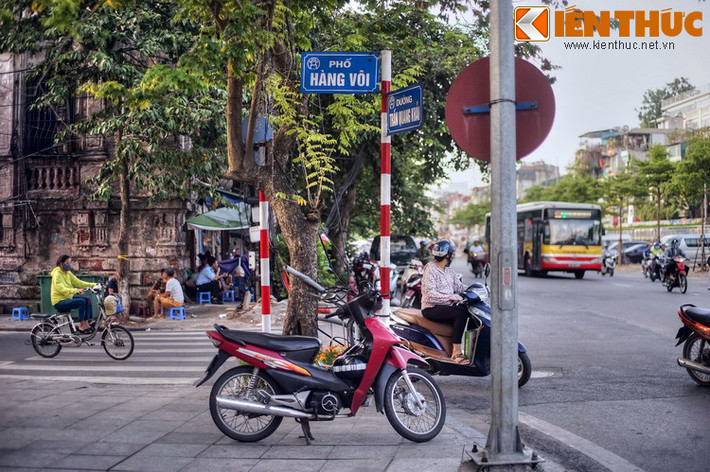 Một nét đặc biệt khiến phố Hàng Vôi khác với các đường phố khác trong 36 phố phường Hà Nội là con phố này còn có một khúc “ruột thừa”, là một một đoạn phố rất ngắn “mọc ra” từ phố chính, thông với đường Trần Quang Khải.