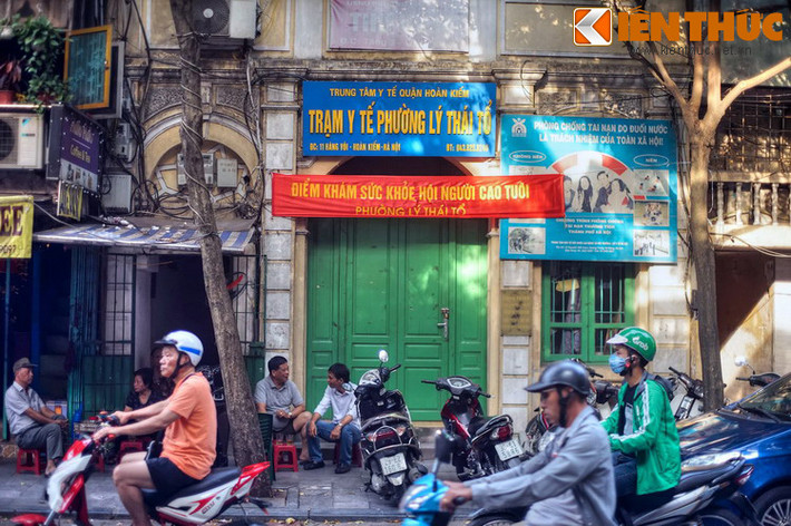 Ngày ấy, cách mấy chục mét về phía Tây, chạy song phố Hàng Vôi là bức tường của lũy đất vòng ngoài kinh thành Thăng Long cũ. Người dân mang vôi tới bán ngay dưới chân lũy, tạo thành một khu chợ vôi nhộn nhịp.