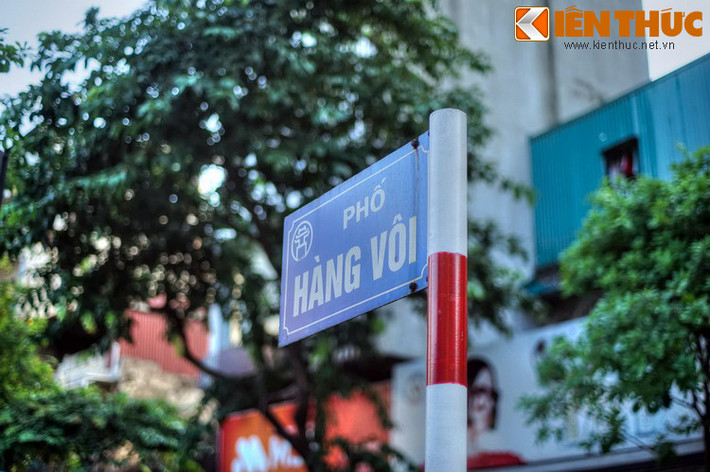 Tên gọi phố Hàng Vôi có nguồn gốc từ việc trước đây phố này ở sát ngay sông Hồng, tiện cho thuyền vôi các tỉnh Đoài, tỉnh Nam tới cập bến bốc dỡ. Dọc phố cũng có nhiều chỗ nung vôi và bán vôi cục.