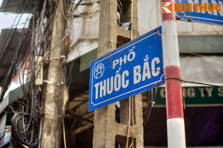 Vào thời thuộc địa, chính quyền đã gộp các đoạn phố gồm Thuốc Bắc (cũ), Hàng Bút (cũ), Hàng Vải Thâm, Hàng Áo và Hàng Khoá thành một phố thẳng dài, đặt tên là tue des Médicaments (phố Hàng Thuốc). Từ năm 1945, phố chính thức mang tên Việt là Thuốc Bắc.