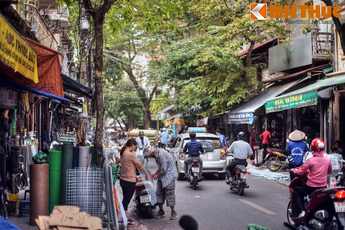 Hiệu thuốc thời xưa cũng khá đơn giản: Những thúng mẹt đựng các vị thuốc sống được bày ngay xuống mặt đất từ trong nhà ra đến ngưỡng cửa; thuốc để nguyên cả cành, cả rễ chưa cắt, củ chưa thái, những gói giấy bọc những hạt nhỏ, mùi các vị thuốc bốc ra thơm lừng cả phố...