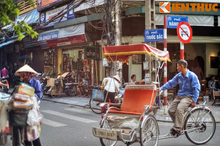 Tên gọi phố Thuốc Bắc bắt nguồn từ việc đoạn giữa phố từ nhiều thế kỷ trước đã nổi tiếng với các hiệu thuốc Đông y Trung Hoa, mà người dân quen gọi là thuốc Bắc để phân biệt với thuốc Nam - sử dụng nguyên liệu chủ yếu là cây thuốc bản địa Việt Nam.