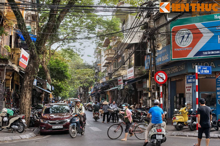 Vào đêm 16/1/1947, tự vệ khu Đông Thành đã chiến đấu anh dũng, kiên cường, bắn rơi chiếc máy bay địch đầu tiên bằng súng trường tại chính khu phố Hàng Vải, Hàng Bút và Thuốc Bắc này.