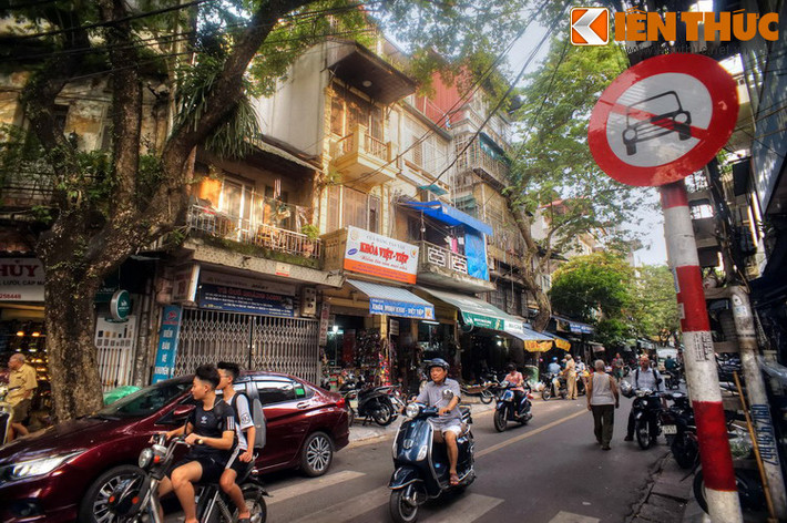 Người bán thuốc ở khu vực này phần đông gốc từ làng Đa Ngưu, làng chuyên nghề buôn thuốc Bắc, ra Hà Nội làm ăn. Các cửa hiệu thường có quan hệ họ hàng hoặc làng xóm nên nếu không có đủ thuốc trong đơn của khách thì vẫn thường lấy lẫn của nhau mà bán, không cần nhiều vốn.