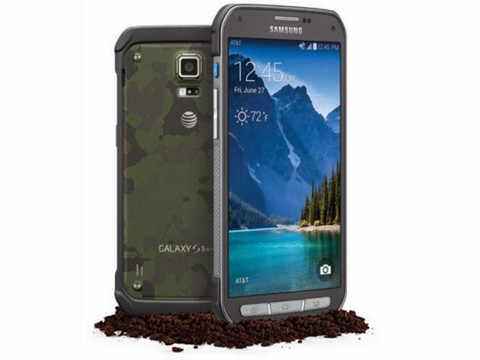 7. Samsung Galaxy S6 Active. Sản phẩm có khả năng chống thấm nước IP68 và tiêu chuẩn Mil-STD-810G. Đặc biệt máy còn hoàn toàn chống bụi bẩn. Không chỉ chống chịu được nước và bụi bẩn, Samsung Galaxy S6 active còn có khả năng chống sốc, áp lực, độ ẩm và nhiệt độ. Phiên bản Samsung Galaxy S6 active cũng có những điểm tương đồng với siêu phẩm S6. Chẳng hạn như màn hình Super AMOLED 5,1-inch độ phân giải QHD và chipset Exynos 7420 tương tự như Galaxy S6. Máy cũng tích hợp camera 16MP ở mặt sau và camera 5MP ở mặt trước và hoạt động trên hệ điều hành Android 5.0.2 với giao diện người dùng TouchWiz.