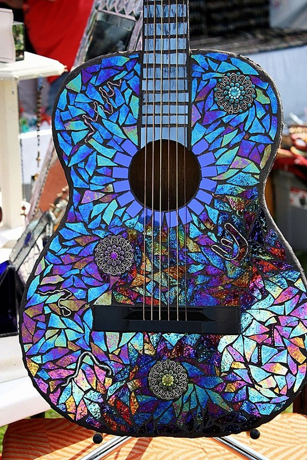 . Đàn guitar được "độ" đĩa CD sáng lấp lánh.