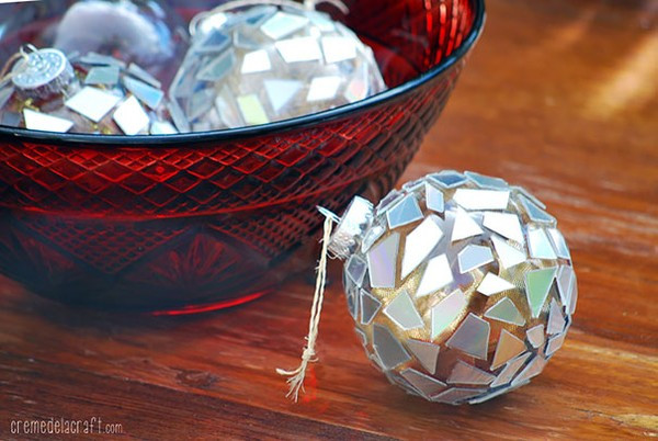 Trái bóng trang trí cây thông Noel vơi cách trang trí đơn giản và bắt mắt.