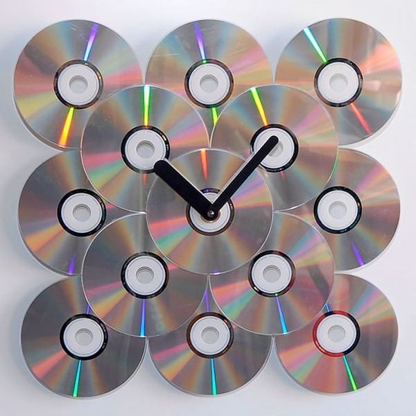 Tái chế đĩa CD thành dồng hồ.