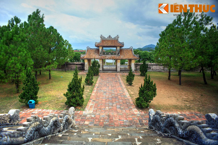 Ngoài việc thờ Khổng Tử, Văn miếu Huế còn thờ Tứ Phối: Nhan Tử, Tăng Tử, Tử Tư và Mạnh Tử, cùng Thập Nhị Triết. Bên cạnh đó, nơi đây còn thờ các Tiên Hiền và Tiên Nho, những người có công trong việc phát triển đạo Nho. Ảnh: Từ Đại Thành Môn nhìn ra sông Hương.