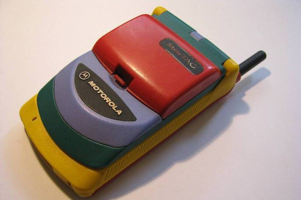 9. Motorola StarTAC Rainbow - Năm ra mắt: 1996. Đúng như tên gọi, chiếc Motorola StarTAC Rainbow có ngoại hình cực kỳ sặc sỡ và "bảy sắc cầu vồng". Nhìn chung, chiếc điện thoại mà bạn đang thấy khá giống một món... đồ chơi tuy nhiên suy cho cùng cũng không nên quá khắt khe với một chiếc điện thoại ra đời từ năm 1996.