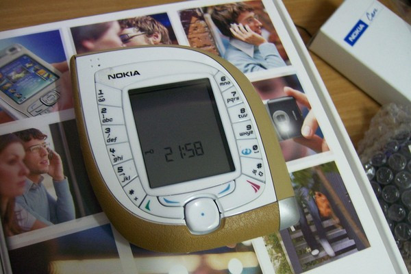 8. Nokia 7600 - Năm ra mắt: 2003. Vào những năm 2000, Nokia vẫn là hãng sản xuất được ví là "nhà vua" trên thị trường di động. Tuy nhiên không phải chiếc điện thoại nào của hãng này cũng nhận đươc nhiều phản hồi tích cực và Nokia 7600 là một trong số đó với phần bàn phím được cho là quá khó để tương tác.