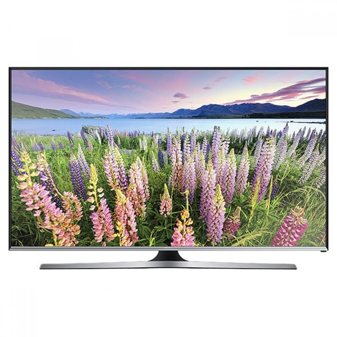 Samsung Super LED 43J5500: Model này có thiết kế tương đồng với dòng SUHD cao cấp. Sản phẩm lấy cảm hứng thiết kế từ khung tranh, các cạnh viền mỏng, vát sâu về phía màn hình. J5500 có màn hình 43 inch, độ phân giải Full HD. Samsung trang bị cho thiết bị này bộ nâng cấp màu mở rộng, giúp TV có độ tương phản cao. Điểm đáng lưu ý trên model này là khả năng thu và phát tín hiệu truyền hình cáp kỹ thuật số mà không cần đến chảo. TV này có giá 14,5 triệu đồng.