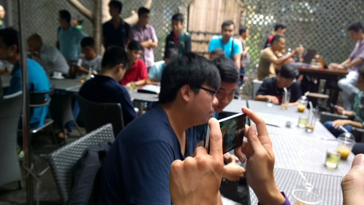 Màn hình Bphone cũng nhận được những lời khen. "Màu sắc ổn ở mọi góc, xoay các hướng đều không thấy lệch màu".
