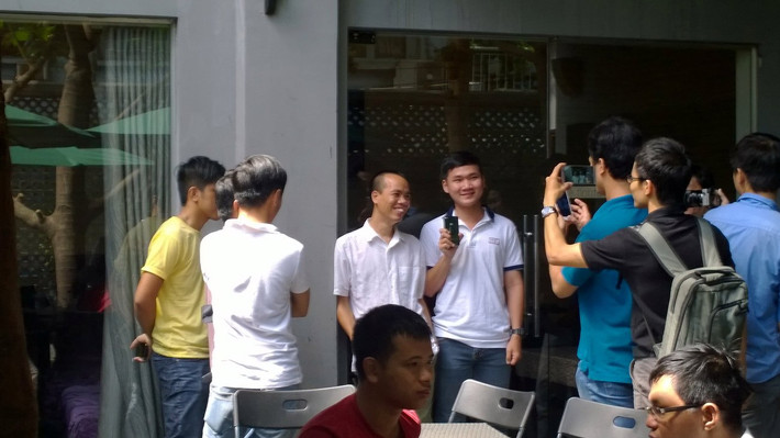 Tuy vậy, giá thành có lẽ là rào cản sau cùng của Bphone. Phần lớn cho rằng 11 triệu là quá cao so với thu nhập và họ khó lòng "ủng hộ" Bkav. Một bạn đề ra giải pháp: "Nếu Bkav giữ nguyên thiết kế này nhưng dùng chip cấu hình thấp hơn, bán ra ở tầm 6 triệu thì mình cũng ráng ủng hộ. Nhưng 11 triệu thì quả thực cao quá. Phải chi Bkav làm ra 2 con cho 2 đối tượng khách hàng khác nhau sẽ hay hơn".
