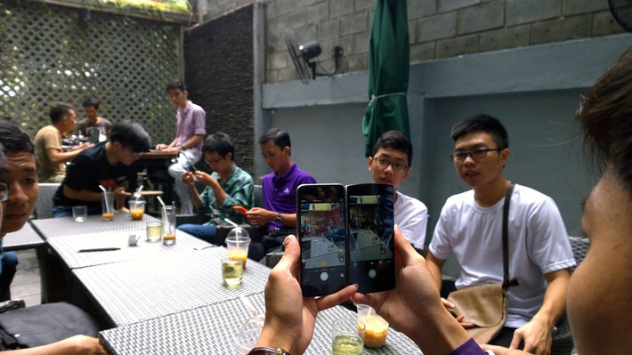 Camera của Bphone trên bản thương mại, theo một số người nhận xét, đã được cải thiện nhiều hơn các mẫu thử nghiệm từng bị rò rỉ trước đây. Chất ảnh đã tốt hơn trước dù khi chụp những cảnh thiếu sáng hoặc tranh tối, tranh sáng đan xen, Bphone vẫn kém so với Galaxy S6 hay iPhone 6. Không có tính năng chống rung quang học bị xem là một điểm trừ dành cho Bphone.