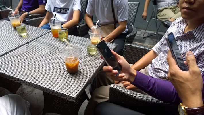 Song Bphone vẫn có điểm trừ ở mặt lưng - do thiết kế gương bóng nên dễ bám dấu vân tay, điều mà nhiều người khó tính rất không thích. Vả lại thiết kế dạng "cục gạch" không cong ở 2 bên thân làm vài người thấy cấn tay khi sử dụng.
