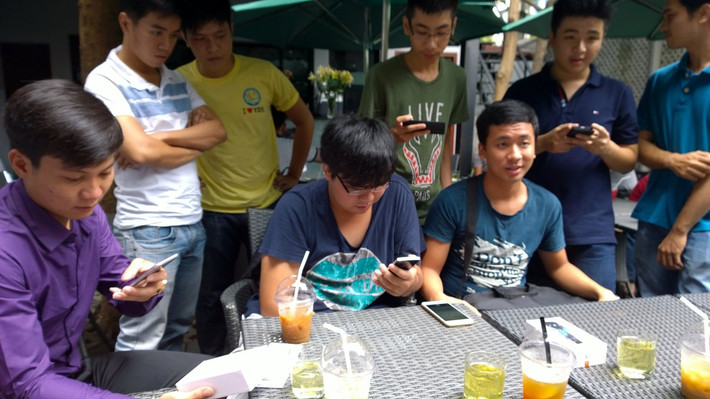 Sau khi đối chiếu với chiếc smartphone của riêng mỗi người, hầu hết đều nhận xét rằng thiết kế của Bphone đẹp. Mặc dù chưa thể đạt tới mức "nhất thế giới" song đã có thể sánh ngang các siêu phẩm của LG, Samsung, HTC...
