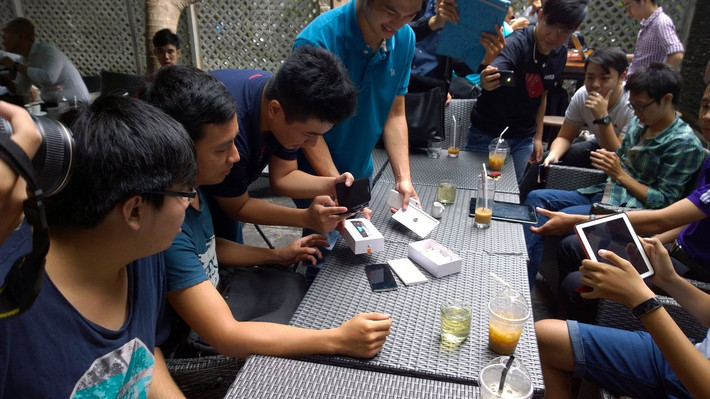 Nhưng chỉ có 2 chiếc Bphone trong buổi offline. 1 chiếc đã được các thành viên Tinh Tế "mổ xẻ" từ hôm trước và 1 chiếc mới toanh được mang đến trong sáng này.