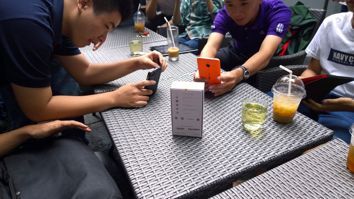 Đáng nói hôm nay lại là một ngày giữa tuần, song vẫn có nhiều người gác công việc lại để tận mắt chứng kiến siêu phẩm của người Việt. Có những vị khách U40 vẫn chịu khó có mặt để được cầm trên tay Bphone.