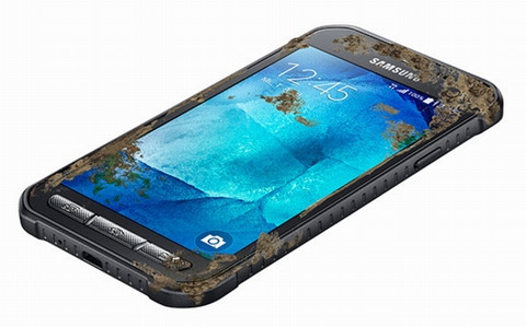 Samsung Galaxy Xcover 3. Galaxy Xcover 3 là smartphone chống chịu nước đầu tiên của Samsung trong năm 2015. Sản phẩm đạt tỷ lệ IP67, tức là hoàn toàn chống lại bụi bẩn và nước. Máy có thể ngâm trong mực nước sâu từ 15cm tới 1m và được trang bị lớp bảo vệ quanh thân máy. Xcover 3 bán ra thị trường Châu Âu vào đầu năm nay với giá khoảng 300USD (hơn 6 triệu đồng).
