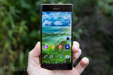 Sony Xperia Z3. Hầu hết điện thoại Xperia của Sony đều hoạt động tốt khi bạn mang theo khi đi biển. Xperia Z3 là siêu phẩm năm ngoái của Sony cũng đạt tiêu chuẩn chống thấm nước và bụi bẩn IP65/IP68. Theo Sony, Sản phẩm này có hai tỷ lệ IP65/IP68 bởi vì chúng tuân theo hai tiêu chuẩn chống thấm khác nhau. Sony cho biết, Xperia Z3 được bảo vệ chống bụi bẩn và có thể chịu được áp suất thấp từ mọi góc độ cũng như ngâm trong mực nước sâu 1,5m trong vòng 30 phút vẫn hoạt động tốt.