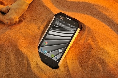 Để chọn smartphone có khả năng chống thấm nước vào bụi bẩn, bạn cần quan tâm tới thông số IP. Tỷ lệ IP thường được tính bằng hai con số. Số đầu tiên biểu thị mức độ kháng bụi bẩn (mức độ từ 0 đến 6) còn số thứ hai biểu thị khả năng chống chịu nước (mức độ từ 0-9). Do đó, 8 smartphone Android “nồi đồng cối đá” dưới đây rất thích hợp nếu bạn mang theo khi đi biển.