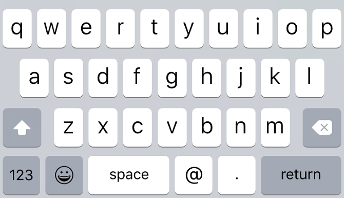 Bàn phím sẽ có chữ thường. Các phím trên các phiên bản bàn phím trước đó của iOS luôn được viết hoa và gần như người dùng phải để ý vào sự thay đổi của phím Shift để biết được đang ở chế độ đánh chữ hoa hay chữ thường.