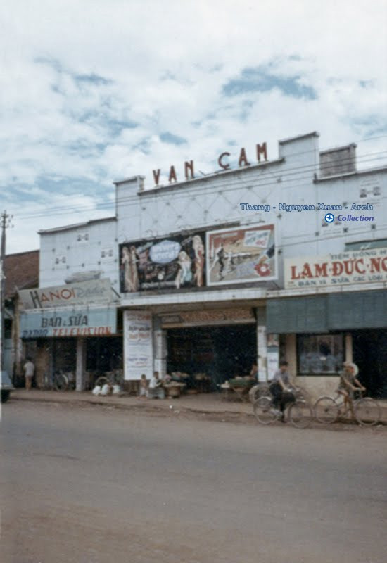 Rạp Văn Cầm trên đường Võ Di Nguy, một rạp nhỏ nhưng được trang bị máy lạnh.