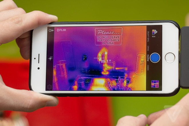Flir One là sản phẩm thương mại đặc sắc nhất của hãng. Người dùng có thể bật nó để nhìn ra sự khác biệt của cảnh vật dưới dạng bản đồ nhiệt của người hoặc vật trong phạm vi nhất định hoặc đo nhiệt độ tại một điểm cụ thể.