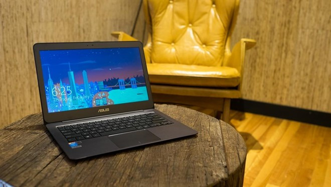 Asus Zenbook UX305 (khoảng 18 triệu đống) trang bị cấu hình tốt so với mức giá, bao gồm chip Intel Core M, màn hình 13,3 inch Full HD, RAM 8 GB và ổ SSD 128 GB. Độ mỏng của máy tính này khá ấn tượng (12,3mm). Thiết bị này áp dụng thiết kế nhôm nguyên khối, dùng 3 cổng USB 3.0 tốc độ cao. Trong một phát biểu mới đây, đại diện Asus khẳng định, laptop vẫn là sản phẩm chủ đạo của hãng trong năm 2015. Nhà sản xuất này kỳ vọng nhiều vào chiếc UX305.