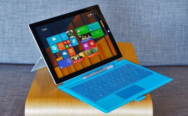 Microsoft Surface Pro 3 chưa có hàng chính hãng tại Việt Nam. Hiện máy được phân phối qua đường xách tay với giá khoảng 18,5 triệu đồng. Đây là sản phẩm cho những người vừa muốn trải nghiệm tablet lẫn laptop mỏng, nhẹ. Máy trang bị màn hình cảm ứng 2K, cấu hình tùy chọn chip xử lý Intel core i3 (bản thấp nhất), dung lượng 64 GB. Ngoài ra, Surface Pro còn đi kèm bút cảm ứng để thực hiện tác vụ liên quan đến vẽ và ghi chú. Tuy nhiên, nếu xét như một chiếc laptop thuần túy, Surface Pro 3 chưa đem lại trải nghiệm tốt như Dell XPS 13.