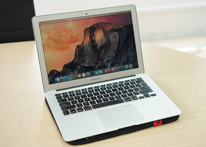MacBook Air 13 inch (khoảng 24 triệu đồng) là laptop mỏng, nhẹ, đáng mua đấu tiên với khả năng cân bằng giữa hiệu năng, tính cơ động, thời lượng pin và kiểu dáng. Với bản tiêu chuẩn (RAM 4 GB, chip tốc độ 1,6 GHz, ổ SSD 128 GB), máy đủ thực hiện các tác vụ cơ bản. Tuy nhiên, bản RAM 8 GB tốt hơn nếu người dùng chọn. MacBook Air luôn được đánh giá cao trên nhiều bảng xếp hạng, dù máy không thay đổi thiết kế. Màn hình của Air tệ trong thời điểm hiện nay (1.440 x 900 pixel). Tuy nhiên, đây là một trong những chiếc laptop có bàn phím, trackpad tốt nhất trên thị trường. Thời lượng pin của MacBook Air cũng khiến bất cứ người dùng khó tính nào hài lòng.