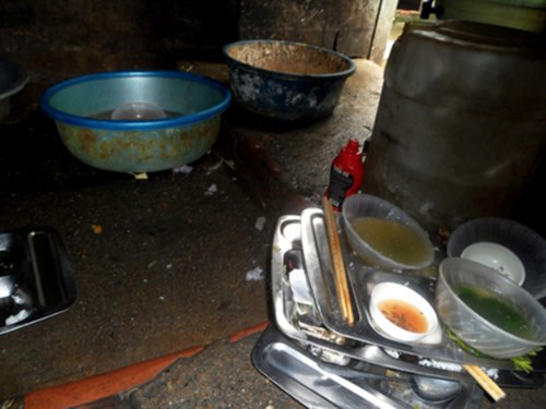 ... cho tới những chiếc chậu rửa cáu bẩn sởn da gà.