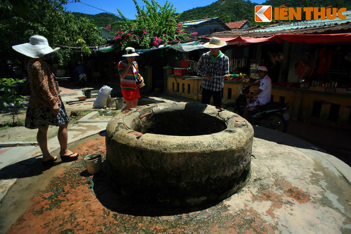 Giếng cổ Cù Lao Chàm mang đặc trưng của giếng Chăm cổ với kiểu hình ống tròn, thành giếng hình tròn, nền giếng nguyên bản hình vuông, ở mỗi góc có một trụ vuông. Diện tích khuôn viên giếng khoảng 15m2.